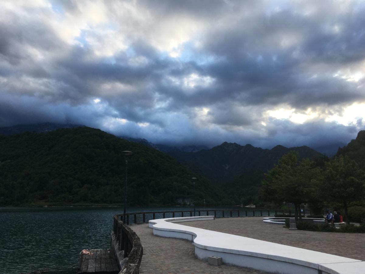 Casa A Schiera Fronte Lago Con Giardino Barcis Zewnętrze zdjęcie